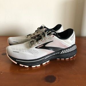 Brooks Adrenaline GTS 22 women’s running shoe size 5.5